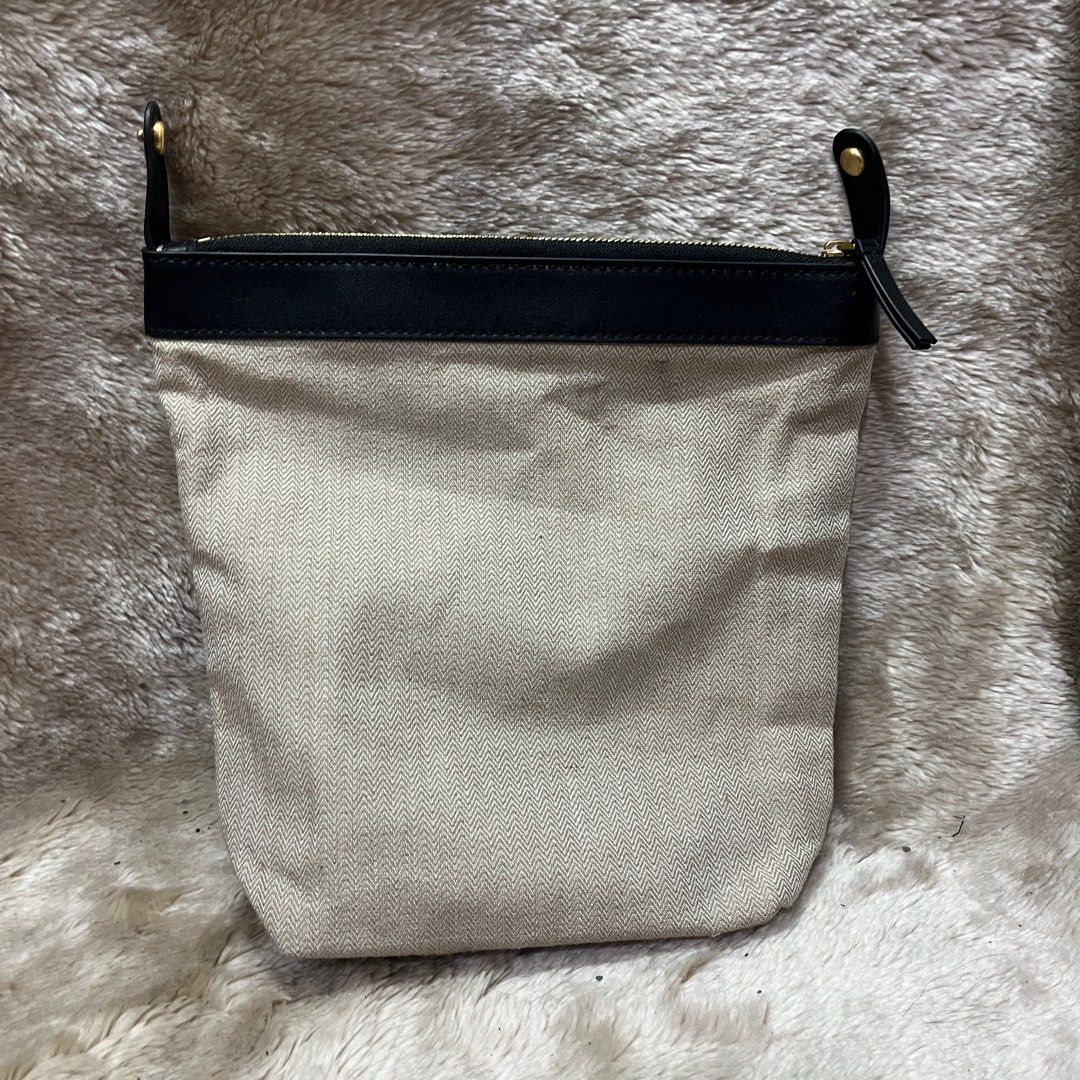 Tory Burch Pouch (Category: Luxury Bags & Wallets) located in Cabadbaran. Submitted by dfgthriftology (Listing ID 1374957399, Image 2). Description: .