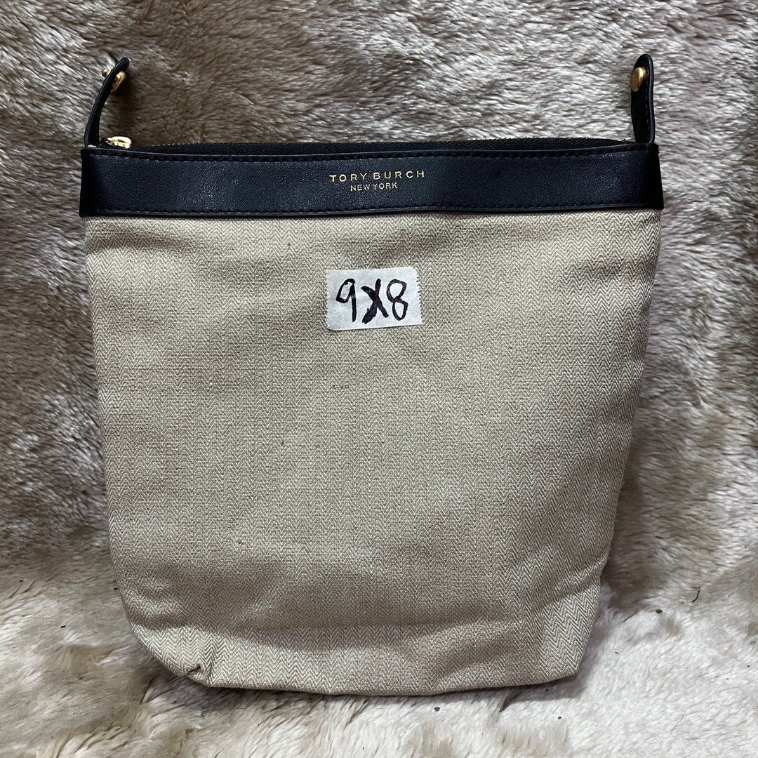 Tory Burch Pouch (Category: Luxury Bags & Wallets) located in Cabadbaran. Submitted by dfgthriftology (Listing ID 1374957399, Image 1). Description: .