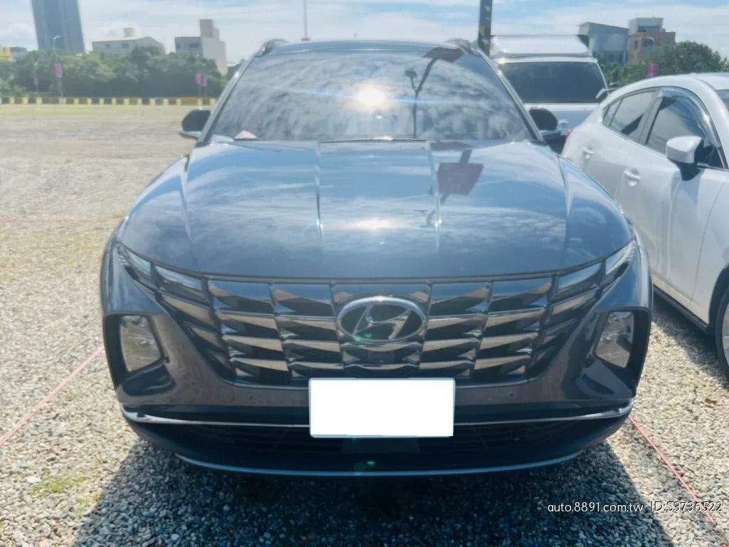 由 davidchu619 (刊登 ID 1374959966，圖片 1) 提交，位於 高雄市 (Kaohsiung) 的 二手中古車優惠中~Tucson 灰2022 (類別：汽車出售)，說明：★★基本車訊★★ ❃ 廠牌：Hyundai ❃ 型號： Tucson ❃ 年份：2022 ❃ 車色：灰色 ❃ 排氣量：1.6L ❃ 里程：20000km ❃ 引擎燃料：汽油 ❃ 驅動方式：2WD ❃ 乘客數：5門5座 ❃ 售價：40萬 ★優質服務★ →北中南皆可服務 →可車換車 →有配合貸款公司 →車況保證附查定表 ⭕五大保證 ✔️非重大事故／非來路不明／產權清楚 ✔️非泡水車 ✔️非接合車（車體結構完整） ✔️無引擎變造無車身變造 📌五大保固📌 🔎引擎 🔎變速箱 🔎發電機 🔎起動馬達 🔎方向機 📱有興趣立馬留言，我會連絡您~。