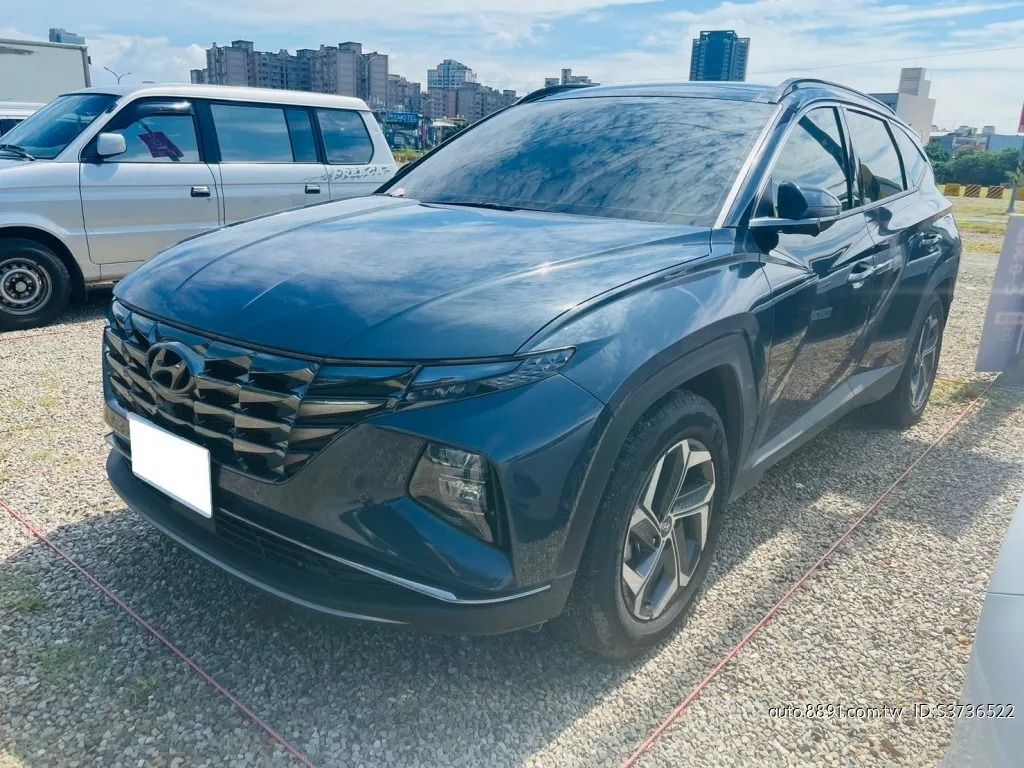 由 davidchu619 (刊登 ID 1374959966，圖片 3) 提交，位於 高雄市 (Kaohsiung) 的 二手中古車優惠中~Tucson 灰2022 (類別：汽車出售)，說明：★★基本車訊★★ ❃ 廠牌：Hyundai ❃ 型號： Tucson ❃ 年份：2022 ❃ 車色：灰色 ❃ 排氣量：1.6L ❃ 里程：20000km ❃ 引擎燃料：汽油 ❃ 驅動方式：2WD ❃ 乘客數：5門5座 ❃ 售價：40萬 ★優質服務★ →北中南皆可服務 →可車換車 →有配合貸款公司 →車況保證附查定表 ⭕五大保證 ✔️非重大事故／非來路不明／產權清楚 ✔️非泡水車 ✔️非接合車（車體結構完整） ✔️無引擎變造無車身變造 📌五大保固📌 🔎引擎 🔎變速箱 🔎發電機 🔎起動馬達 🔎方向機 📱有興趣立馬留言，我會連絡您~。