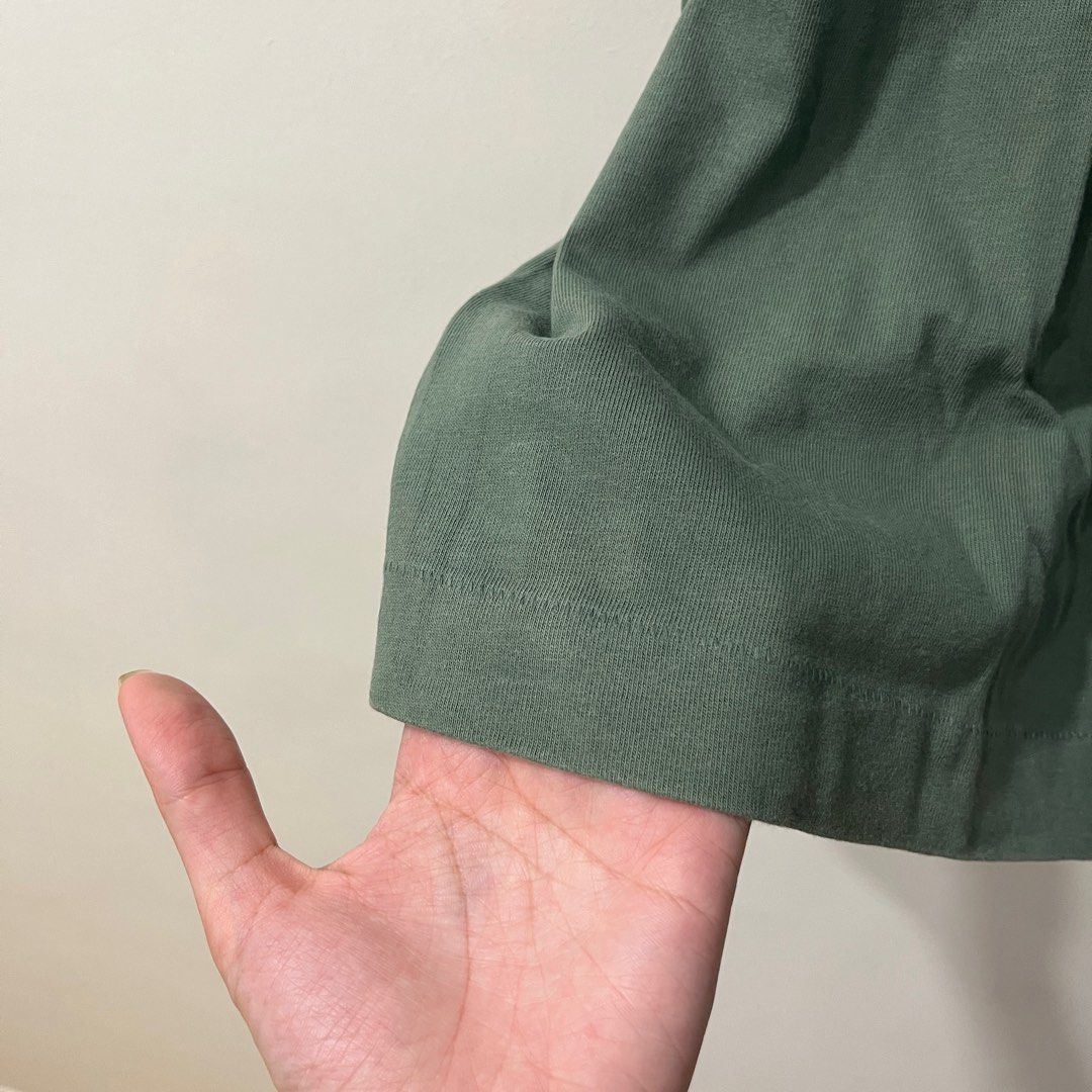 Uniqlo Boxy Shirt (Category: Shirts) located in Taguig. Submitted by _handydandy (Listing ID 1374990925, Image 3). Description: - fits xs to semi medium frames - discontinued shirt line - boxy style shirt; could pass as oversized if you have a petite frame - thick cotton material (but presko pa rin pag sinuot) - firm price; lowballers will be ghosted - no flaws; just kept in storage - rfs: not wearing it anymore.