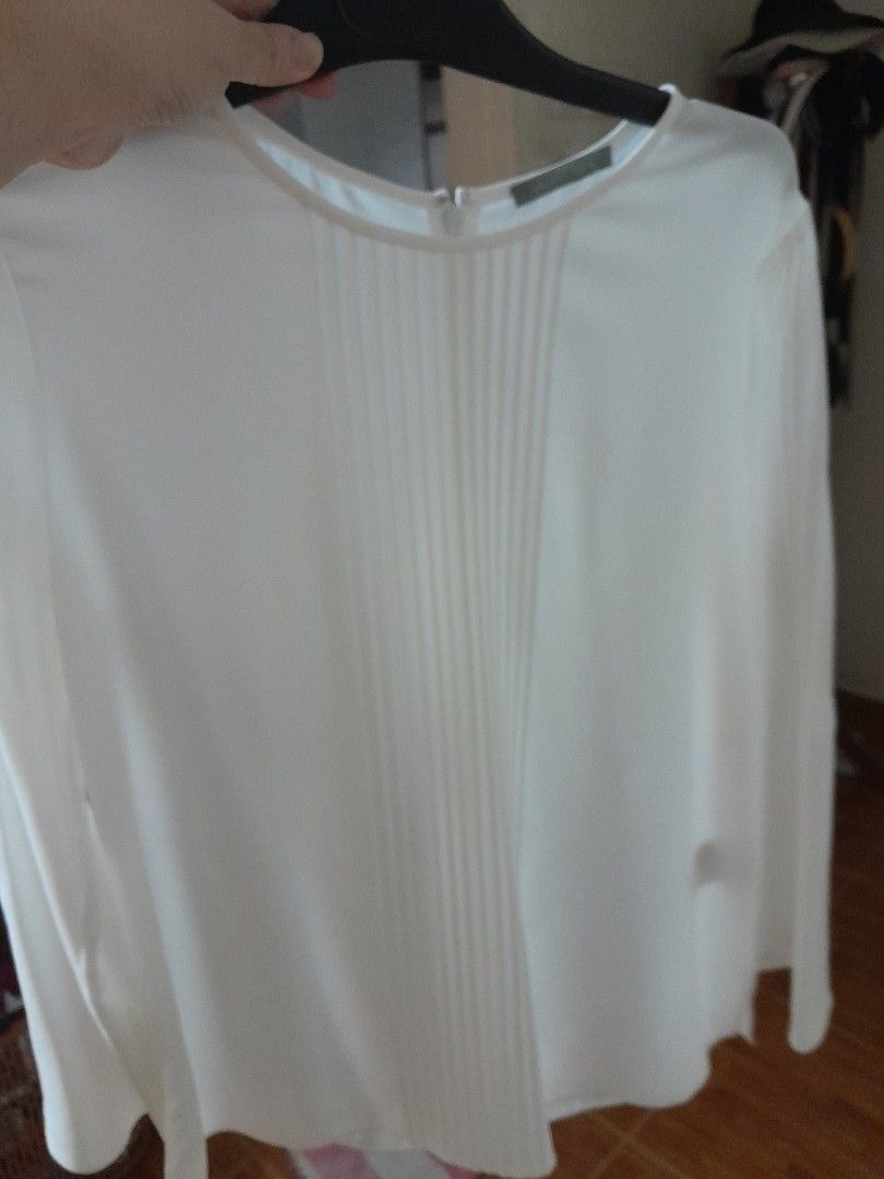 White Top (Category: Blouses) located in Singapore. Submitted by airmiles (Listing ID 1375019521, Image 1). Description: .