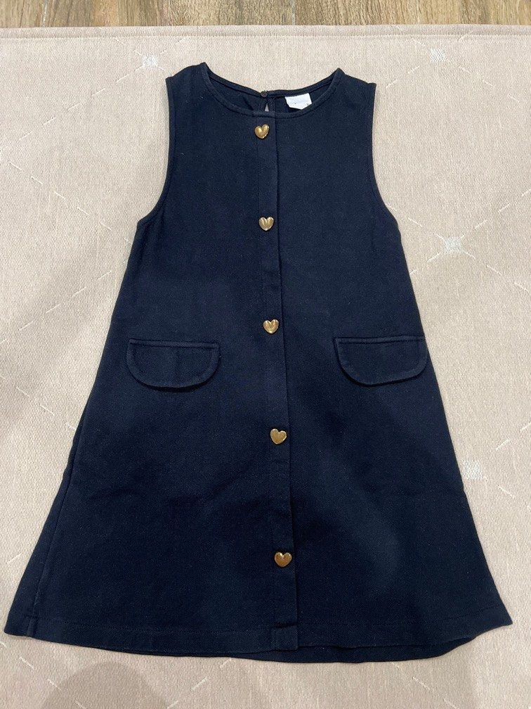 由 sssssssstar (刊登 ID 1375067347，圖片 1) 提交，位於 台北市 (Taipei) 的 ZARA 二手黑色背心式洋裝 愛心釦 134cm (類別：嬰兒及兒童流行時尚)，說明：內洗標已剪掉 介意勿下。