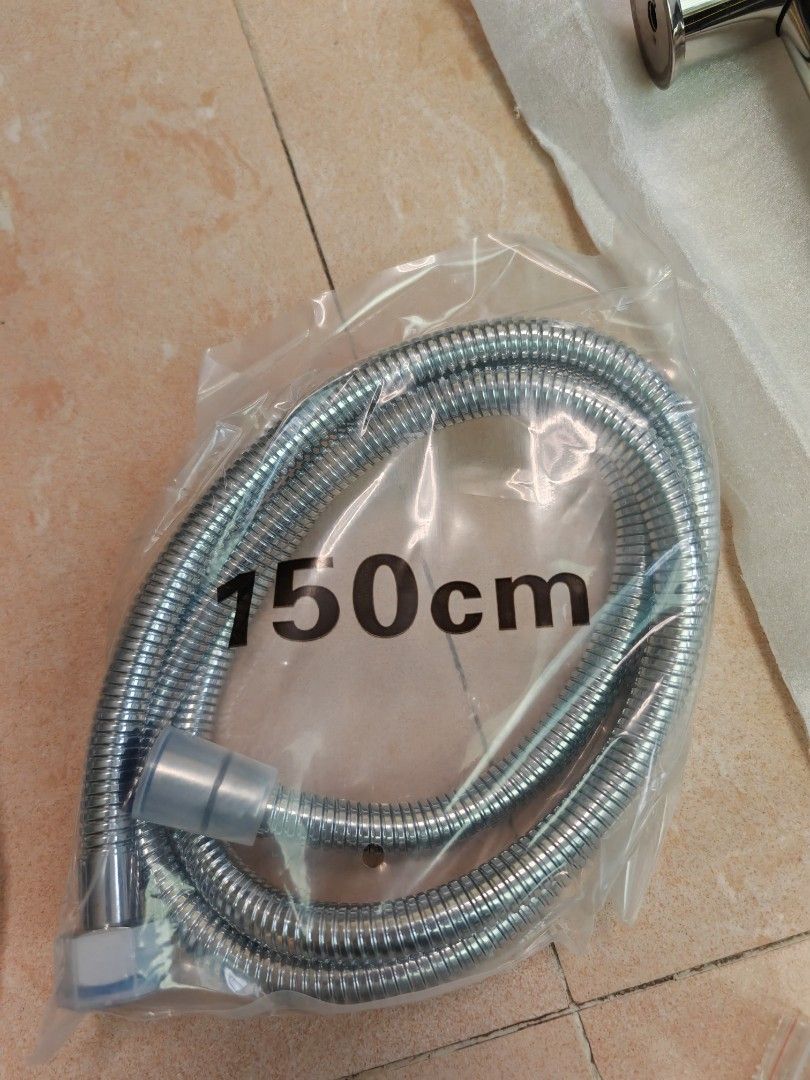 浴室花洒全套 （分類：床具浴巾）位於 Hong Kong。 由 nopesky 提交（商品編號 1375185442，圖片 3）。簡介： 全新套裝連架，304不銹鋼，有兩套，全要可議。