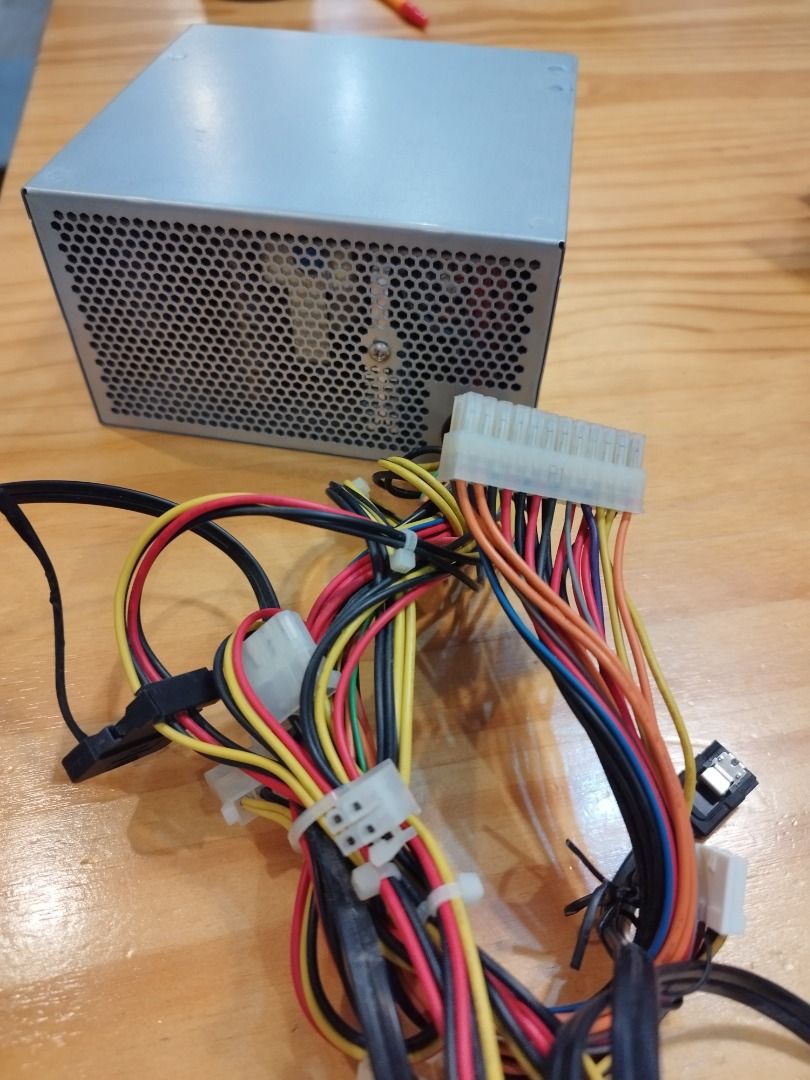 由 vincent.cs.wen (刊登 ID 1375096875，圖片 2) 提交，位於 新北市 (New Taipei) 的 電源供應器: 全漢 (類別：電腦)，說明：電源供應器: 全漢 FSP 300W – 200元。