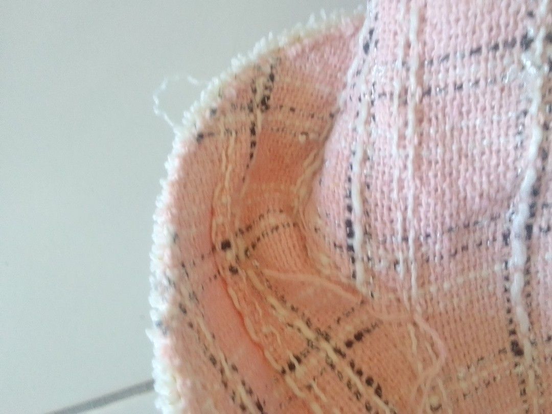 由 woolovelyday (刊登 ID 1375087971，圖片 3) 提交，位於 台南市 (Tainan) 的 童裝 小香風 編織 毛呢 套裝 外套 連身裙 亮片 洋裝 (類別：嬰兒及兒童流行時尚)，說明：沒穿過因為太小 尺碼標130但偏小沒彈性所以不適合平常穿130的 請看細量自行判斷 實品真的很美如果媽咪自己有小香風可以直接親子裝了 裙子網紗有兩層有亮片不是粗糙的也不太會掉至少目前看來沒有掉 編織毛呢多少會有線頭 介意者勿購買。