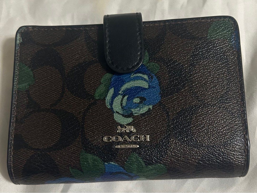 💯 original Coach short wallet bifold (Category: Luxury Bags & Wallets) located in General Trias. Submitted by joypb (Listing ID 1375104285, Image 1). Description: 💯 original Coach short wallet bifold Flaws: yung loob nya ay may kunting bakbak na kasi hindi ginagamit nastock ng matagal kaya nagbakbak pero loob lang naman as shown in the pic pero ang lanas po is super nice pa at bagongbago pa no flaws ang labas.