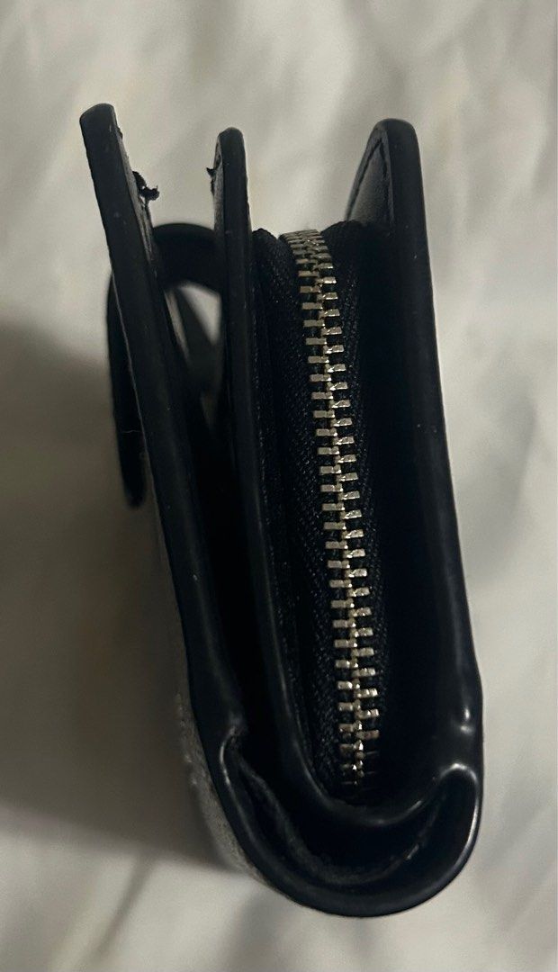 💯 original Coach short wallet bifold (Category: Luxury Bags & Wallets) located in General Trias. Submitted by joypb (Listing ID 1375104285, Image 3). Description: 💯 original Coach short wallet bifold Flaws: yung loob nya ay may kunting bakbak na kasi hindi ginagamit nastock ng matagal kaya nagbakbak pero loob lang naman as shown in the pic pero ang lanas po is super nice pa at bagongbago pa no flaws ang labas.