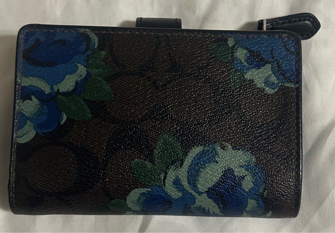 💯 original Coach short wallet bifold (Category: Luxury Bags & Wallets) located in General Trias. Submitted by joypb (Listing ID 1375104285, Image 2). Description: 💯 original Coach short wallet bifold Flaws: yung loob nya ay may kunting bakbak na kasi hindi ginagamit nastock ng matagal kaya nagbakbak pero loob lang naman as shown in the pic pero ang lanas po is super nice pa at bagongbago pa no flaws ang labas.