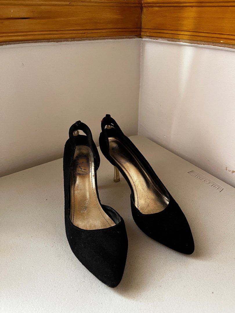 Black-Gold Suede heels (Category: Heels) located in Tacloban City. Submitted by priv_ (Listing ID 1375148920, Image 3). Description: Black-gold heels with pearl Size 6-6.5 Signs of usage Rfs: decluttering Mop: gcash ₱300+sf No return Location: Tacloban City .