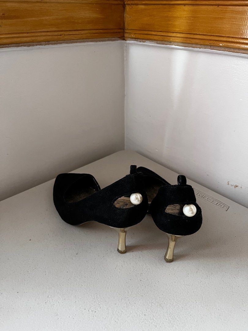 Black-Gold Suede heels (Category: Heels) located in Tacloban City. Submitted by priv_ (Listing ID 1375148920, Image 2). Description: Black-gold heels with pearl Size 6-6.5 Signs of usage Rfs: decluttering Mop: gcash ₱300+sf No return Location: Tacloban City .