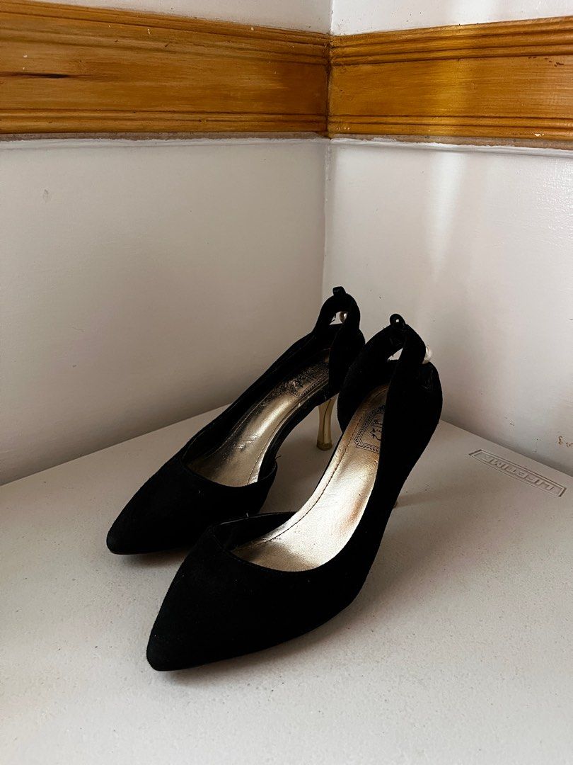 Black-Gold Suede heels (Category: Heels) located in Tacloban City. Submitted by priv_ (Listing ID 1375148920, Image 1). Description: Black-gold heels with pearl Size 6-6.5 Signs of usage Rfs: decluttering Mop: gcash ₱300+sf No return Location: Tacloban City .