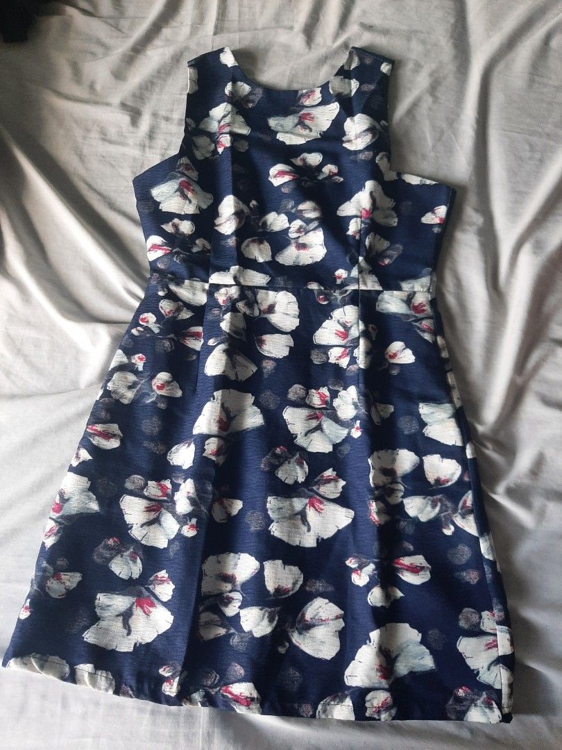 Blue Floral Dress (Category: Dresses) located in Quezon City. Submitted by random_hobbyist (Listing ID 1375102290, Image 3). Description: .