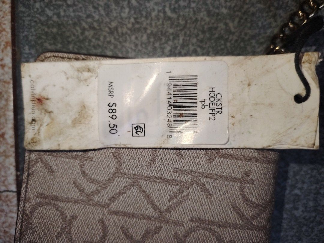 CALVIN KLEIN (Category: Luxury Bags & Wallets) located in Pasig City. Submitted by michelle.asuki (Listing ID 1375118884, Image 2). Description: CALVIN KLEIN CROSS BODY BAG BNEW WITH TAG 1500 DM DM DM DM.