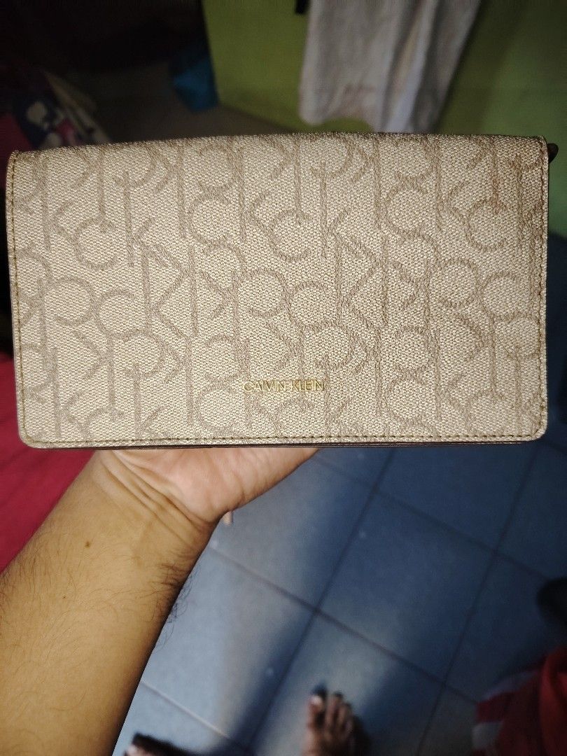 CALVIN KLEIN (Category: Luxury Bags & Wallets) located in Pasig City. Submitted by michelle.asuki (Listing ID 1375118884, Image 3). Description: CALVIN KLEIN CROSS BODY BAG BNEW WITH TAG 1500 DM DM DM DM.