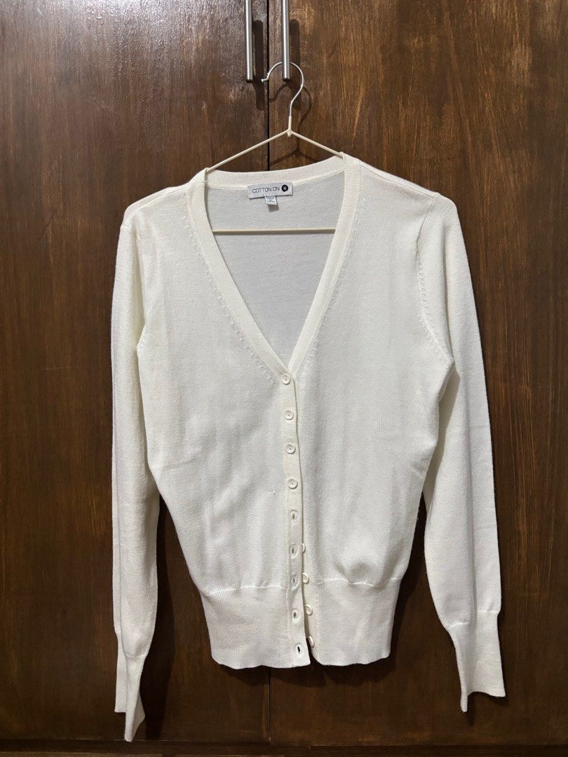 Cotton on Cardigan (Category: Longsleeves) located in Santa Cruz, Pampanga. Submitted by emgihem (Listing ID 1375100875, Image 1). Description: Good as new Medium on tag.