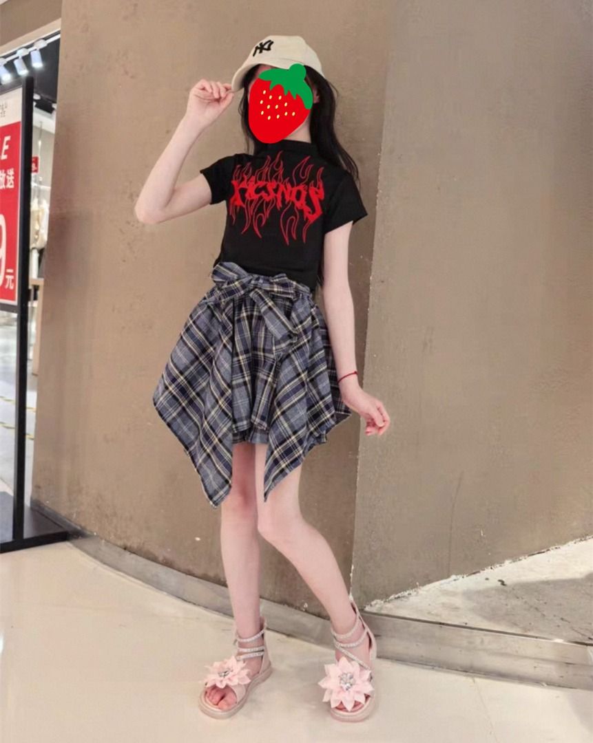 由 bonmay (刊登 ID 1375265497，圖片 3) 提交，位於 台南市 (Tainan) 的 Daphne/達芙妮專櫃正品2025夏季新款女童鞋 時尚公主風涼鞋兒童洋氣水晶鞋小女孩羅馬鞋 全新清倉特價 挑戰最低價 (類別：嬰兒及兒童流行時尚)，說明：賣得很好賣得很快~~ 隨時可能斷貨!來不及更新 下標前請先詢問庫存,謝謝!! 賣場內賣的都是專櫃正品全新的商品 以原價約2-3折左右出清 代購的利潤非常低 對鞋子尺寸有任何問題 請事先與我溝通清楚 鞋子實在沒利潤空間因為尺寸問題做退換 正品鞋盒可能會因庫存或寄送過程產生擠壓變形 也請買家多多包涵 出貨前一定嚴格檢查鞋子 如客人有發現瑕疵問題絕對是無條件做退換 我以最誠摯的心服務客人 也期望客人們看清楚商品想清楚再下標 需要更詳細資料,歡迎盡情提問,不用客氣,等您喔~ 品牌名稱：Daphne/達芙妮 產品參數: 風格 公主 品牌 Daphne/達芙妮 流行元素 水鑽 配皮材質 合成革 尺碼 29碼 35碼 27碼 32碼 28碼 