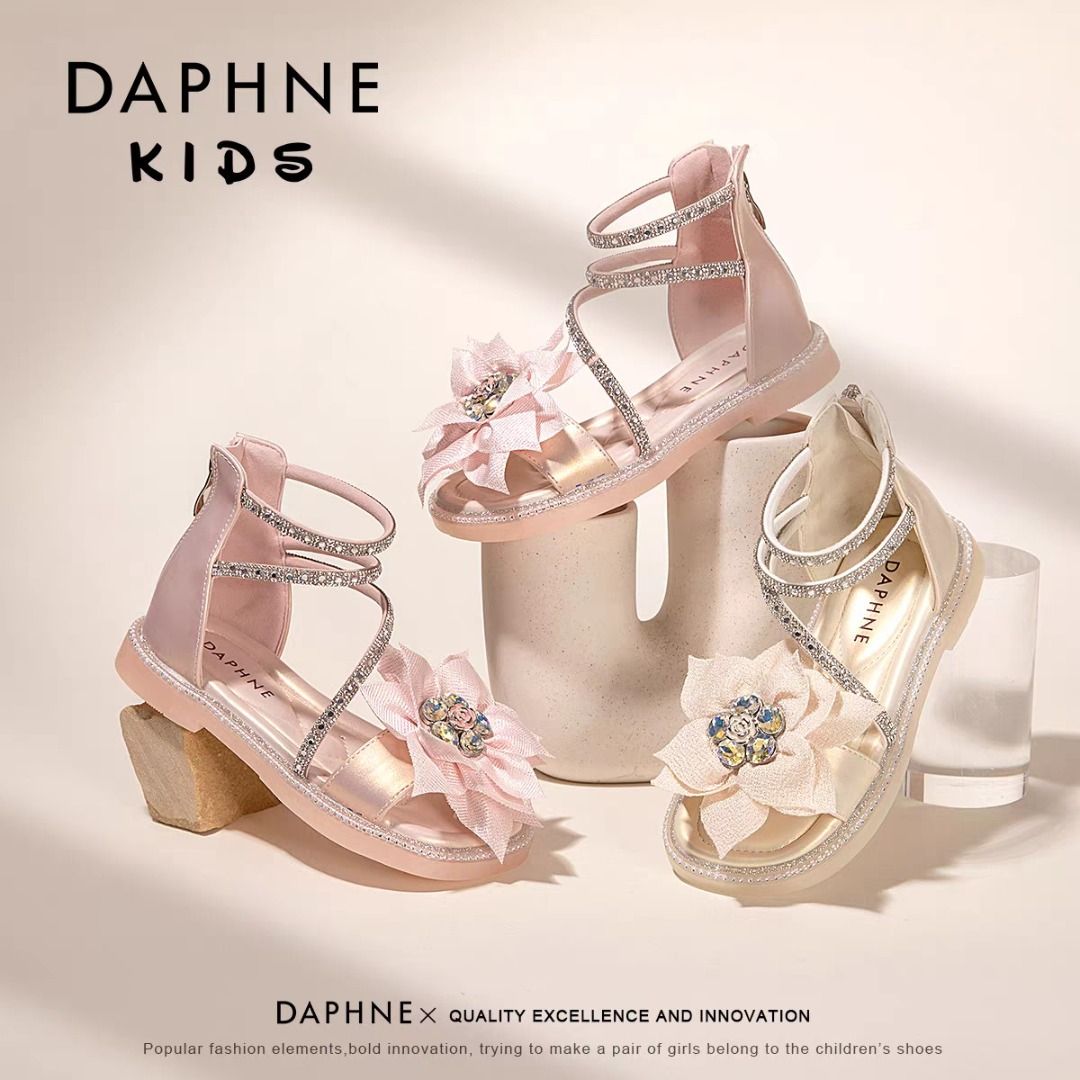 由 bonmay (刊登 ID 1375265497，圖片 1) 提交，位於 台南市 (Tainan) 的 Daphne/達芙妮專櫃正品2025夏季新款女童鞋 時尚公主風涼鞋兒童洋氣水晶鞋小女孩羅馬鞋 全新清倉特價 挑戰最低價 (類別：嬰兒及兒童流行時尚)，說明：賣得很好賣得很快~~ 隨時可能斷貨!來不及更新 下標前請先詢問庫存,謝謝!! 賣場內賣的都是專櫃正品全新的商品 以原價約2-3折左右出清 代購的利潤非常低 對鞋子尺寸有任何問題 請事先與我溝通清楚 鞋子實在沒利潤空間因為尺寸問題做退換 正品鞋盒可能會因庫存或寄送過程產生擠壓變形 也請買家多多包涵 出貨前一定嚴格檢查鞋子 如客人有發現瑕疵問題絕對是無條件做退換 我以最誠摯的心服務客人 也期望客人們看清楚商品想清楚再下標 需要更詳細資料,歡迎盡情提問,不用客氣,等您喔~ 品牌名稱：Daphne/達芙妮 產品參數: 風格 公主 品牌 Daphne/達芙妮 流行元素 水鑽 配皮材質 合成革 尺碼 29碼 35碼 27碼 32碼 28碼 