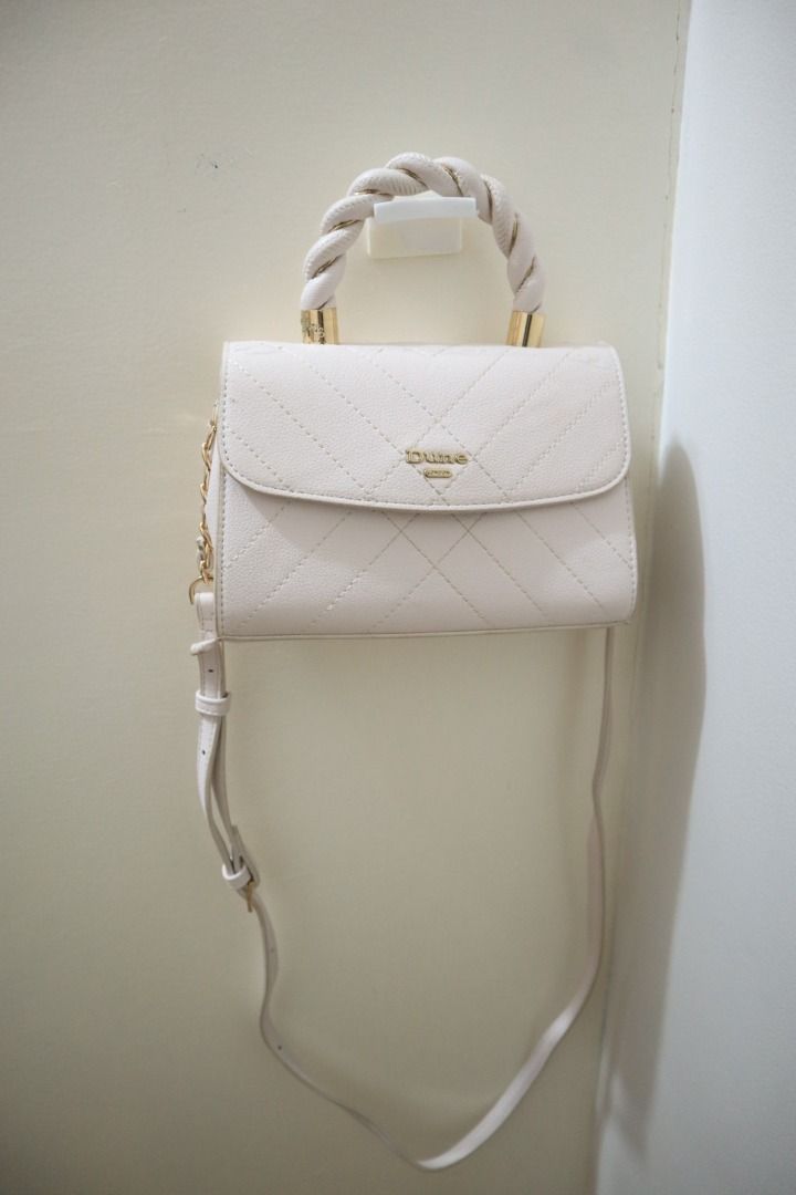 DUNE white Sling Shoulder bag (Category: Luxury Bags & Wallets) located in Taguig. Submitted by kbalms (Listing ID 1375215012, Image 1). Description: While Sling/Shoulder Bag with flaws Had broken from the storage but not used well.