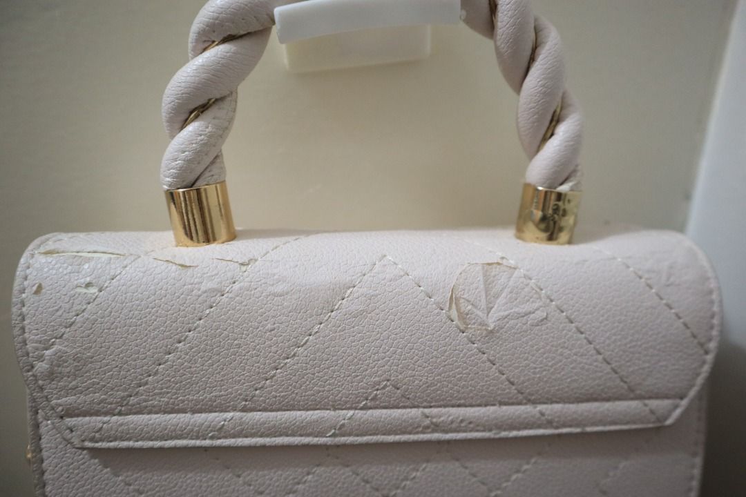 DUNE white Sling Shoulder bag (Category: Luxury Bags & Wallets) located in Taguig. Submitted by kbalms (Listing ID 1375215012, Image 2). Description: While Sling/Shoulder Bag with flaws Had broken from the storage but not used well.