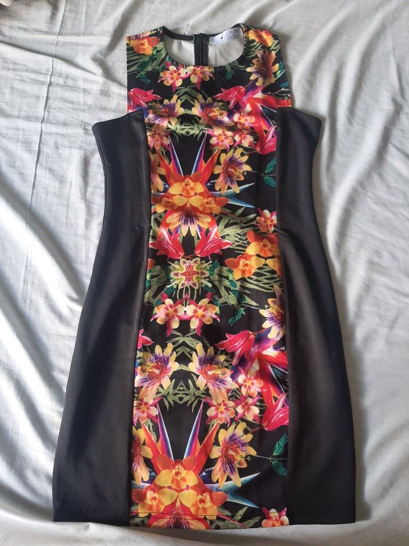 Floral dress (Something Borrowed, Size M) (Category: Dresses) located in Quezon City. Submitted by random_hobbyist (Listing ID 1375100207, Image 2). Description: .