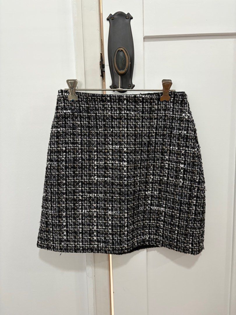 Forever new mini skirt - 6 (Category: Women's Clothes) located in Brisbane. Submitted by clarestuhmcke.1 (Listing ID 1375088159, Image 1). Description: Knitted mini skirt, size 6 Hardly worn - invisible zip along the side Mid length length .
