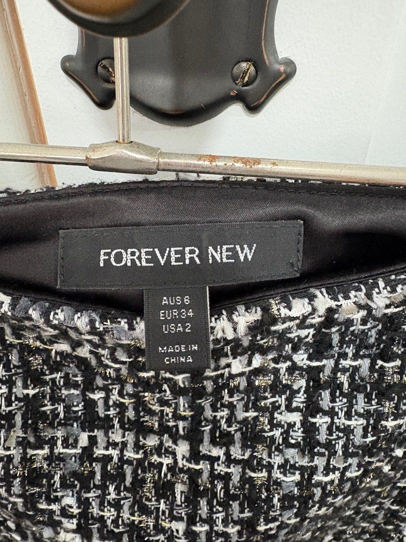 Forever new mini skirt - 6 (Category: Women's Clothes) located in Brisbane. Submitted by clarestuhmcke.1 (Listing ID 1375088159, Image 3). Description: Knitted mini skirt, size 6 Hardly worn - invisible zip along the side Mid length length .