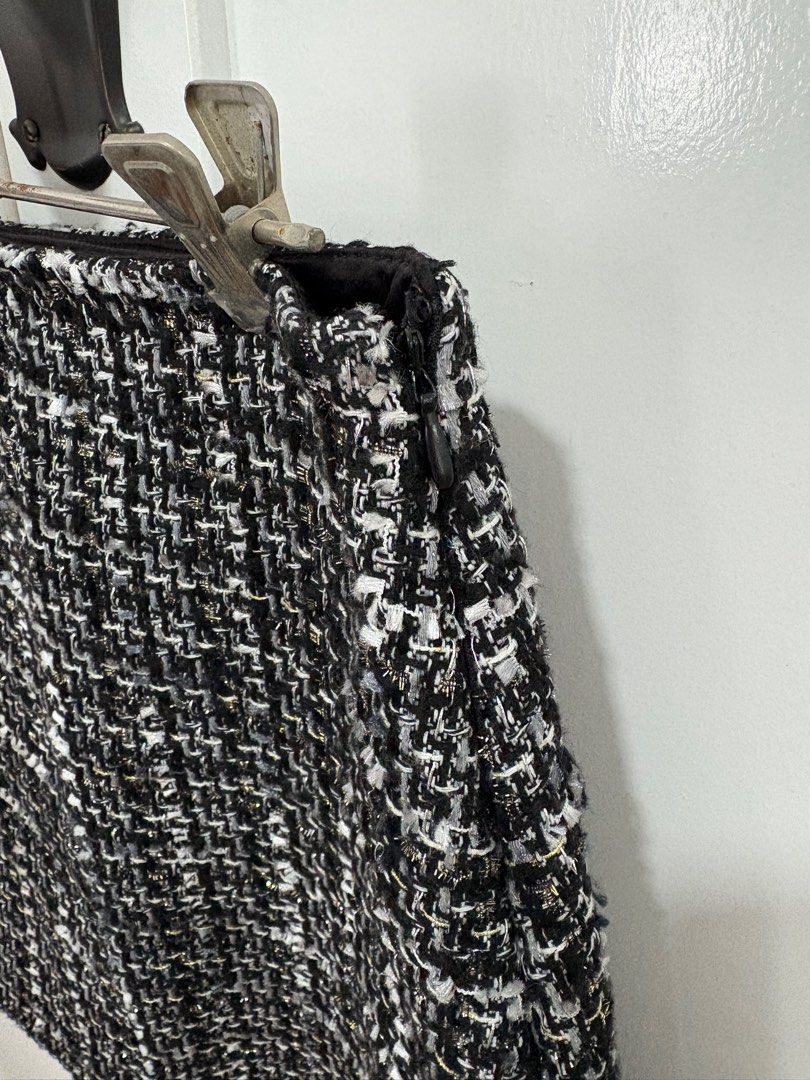 Forever new mini skirt - 6 (Category: Women's Clothes) located in Brisbane. Submitted by clarestuhmcke.1 (Listing ID 1375088159, Image 2). Description: Knitted mini skirt, size 6 Hardly worn - invisible zip along the side Mid length length .