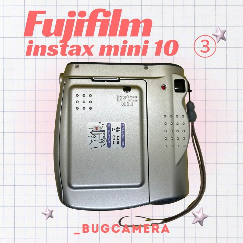 由 _sellcamera (刊登 ID 1375240473，圖片 2) 提交，位於 桃園市 (Taoyuan) 的 Fujifilm Instax Mini 10｜第一代 mini 拍立得｜使用 mini 拍立得底片｜1998 年復古經典｜即拍即得 (類別：相機)，說明："🔹 上市年份：1998 年（Instax mini 系列初代機） 🔹 使用底片：Fujifilm Instax mini 拍立得底片（畫面尺寸：62 × 46 mm） 🔹 鏡頭：60 mm f/12，固定焦距 🔹 對焦距離：固定焦點（約 0.6 m – ∞） 🔹 觀景窗：實體光學觀景窗，具景框輔助 🔹 曝光模式：自動曝光，具亮度調整（L/D）功能 🔹 閃光燈：內建自動閃光燈 🔹 快門速度：約 1/64 秒（固定） 🔹 電池：CR123A 鋰電池 × 2 🔹 尺寸與重量：約 135 × 120 × 60 mm；約 350 g（不含電池） 🔹 特色：是 Instax mini 拍立得的開山始祖，帶