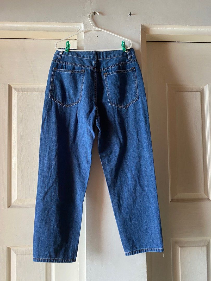 High waist ripped mom jeans (Category: Jeans) located in Quezon City. Submitted by decluttering_preloved_items001 (Listing ID 1375147945, Image 3). Description: 📍Fairview QC - Color may vary due to lighting - Please manage your expectation as these are mall pullouts/ factory excess which may have slight flaws such as missing tags, loose threads but we made sure that it won’t affect the quality of the clothes. DISCLAIMER!! ⚠️ Not associated, nor 