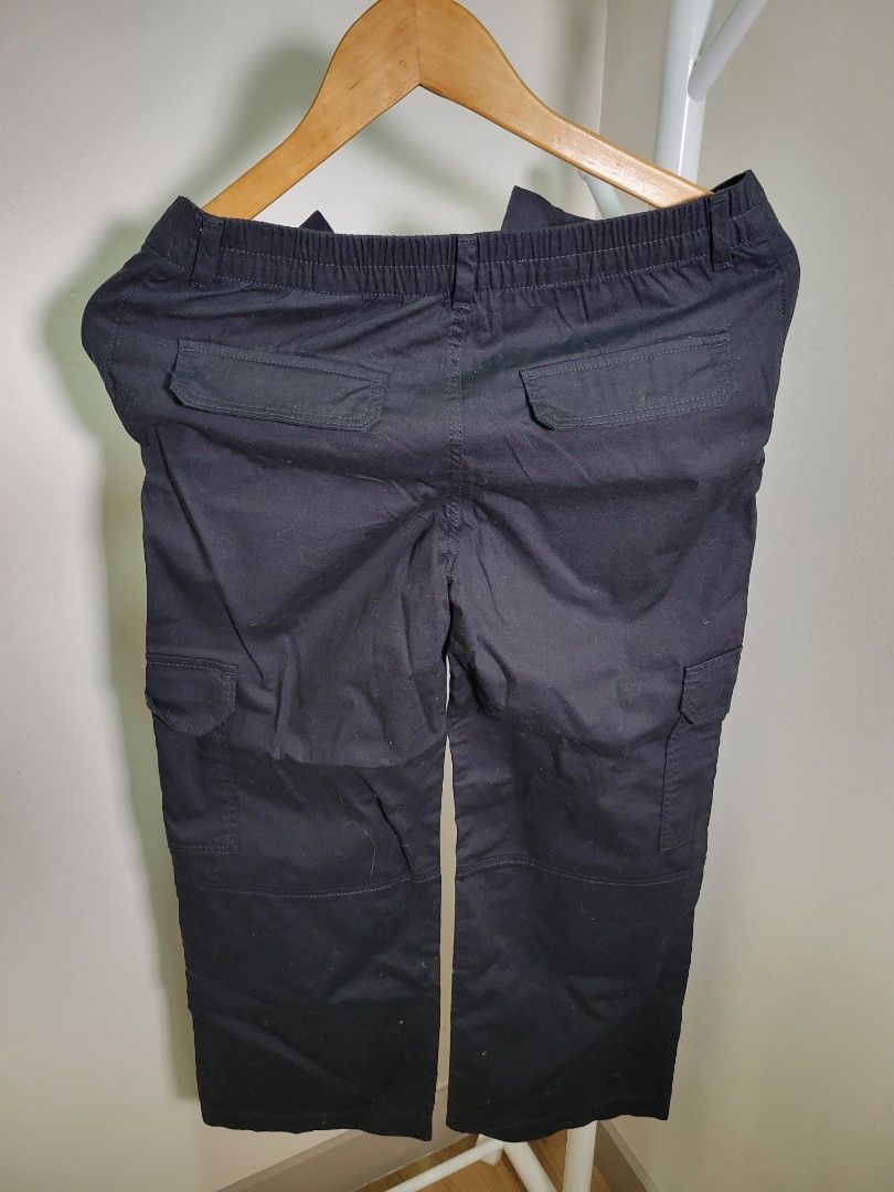 H&M Recycled Black Cargo Pants (Category: Other Bottoms) located in Las Pinas. Submitted by cabinetchasu (Listing ID 1375212692, Image 2). Description: Please read before messaging 🔻⬇️🔽👇 Details: - Original H&M with tags - Bought in the UK - Never been used, guaranteed brand new - Ideally fits XS to M body frame, under 55kg. If person has wide hips and waist baka masyadong masikip na - Behind pockets are for aesthetic only, only the front at y