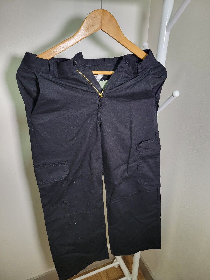 H&M Recycled Black Cargo Pants (Category: Other Bottoms) located in Las Pinas. Submitted by cabinetchasu (Listing ID 1375212692, Image 1). Description: Please read before messaging 🔻⬇️🔽👇 Details: - Original H&M with tags - Bought in the UK - Never been used, guaranteed brand new - Ideally fits XS to M body frame, under 55kg. If person has wide hips and waist baka masyadong masikip na - Behind pockets are for aesthetic only, only the front at y