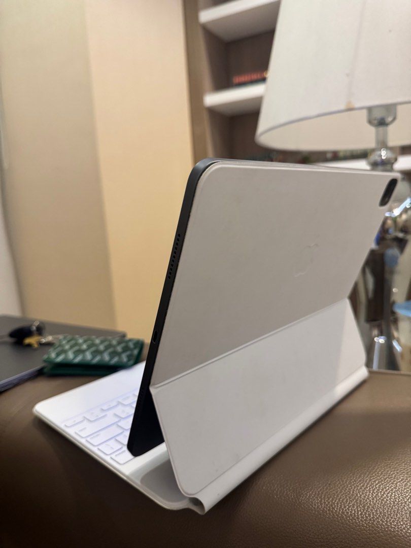 Ipad Pro 12.9" M1 512gb (Category: iPad) located in Manila. Submitted by awb123 (Listing ID 1375089575, Image 2). Description: 512gb No box, no charger Slight blue lines in screen when dark mode. Minsan nandyan minsan wala. Not obvious With free original smart keyboard from apple Firm .