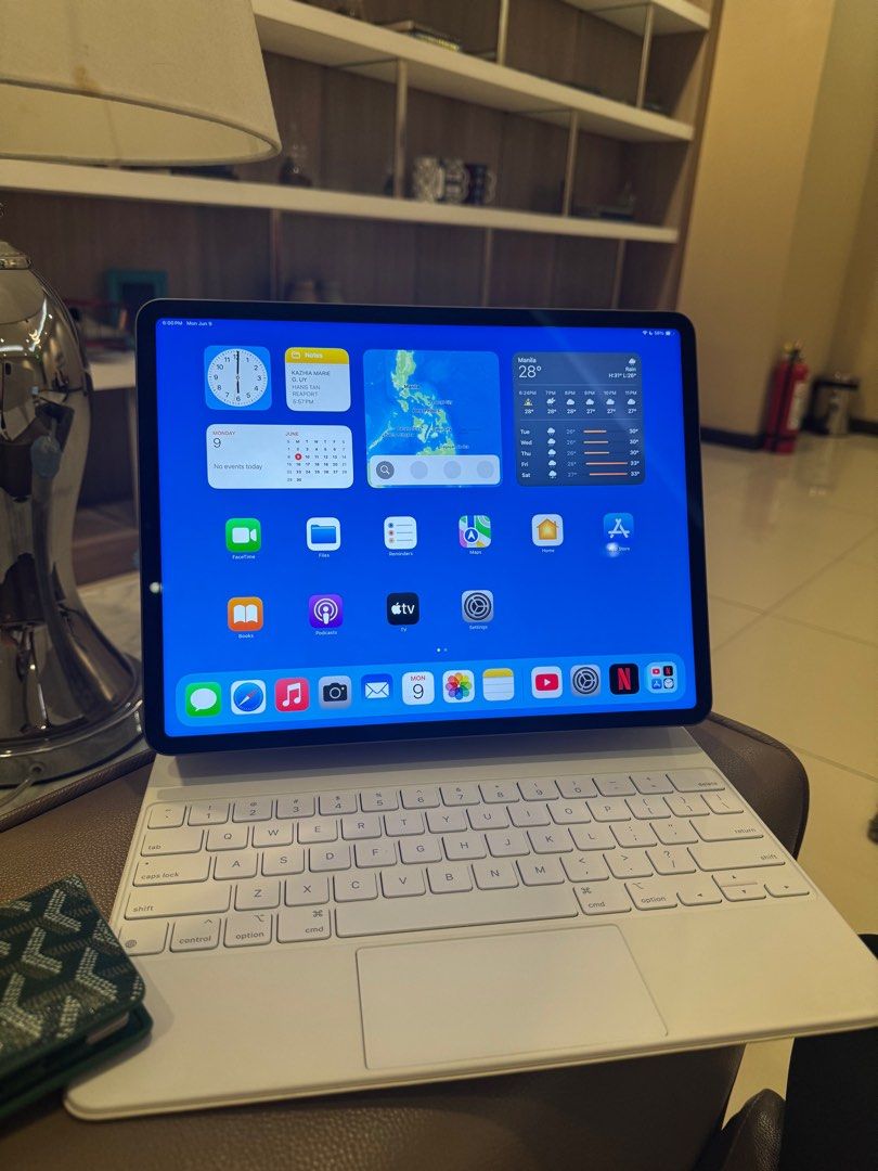 Ipad Pro 12.9" M1 512gb (Category: iPad) located in Manila. Submitted by awb123 (Listing ID 1375089575, Image 1). Description: 512gb No box, no charger Slight blue lines in screen when dark mode. Minsan nandyan minsan wala. Not obvious With free original smart keyboard from apple Firm .