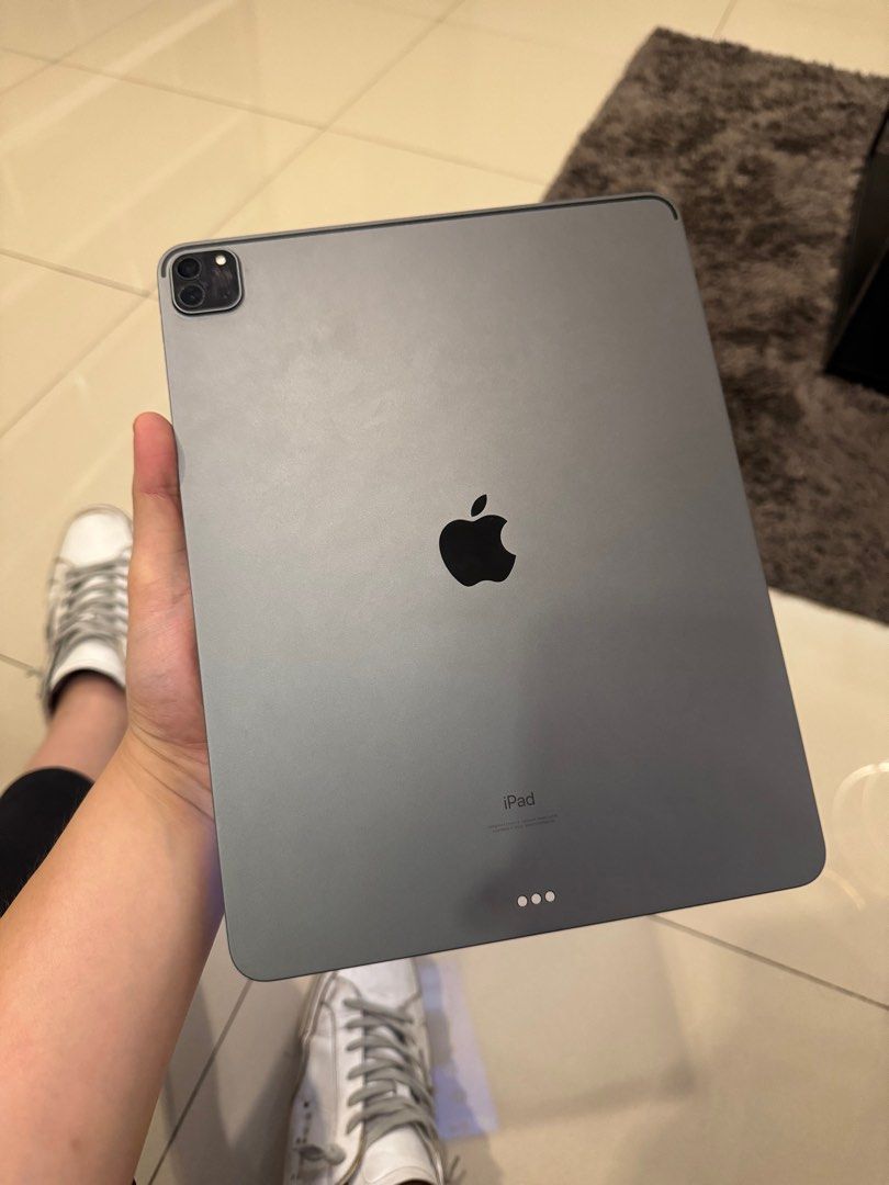 Ipad Pro 12.9" M1 512gb (Category: iPad) located in Manila. Submitted by awb123 (Listing ID 1375089575, Image 3). Description: 512gb No box, no charger Slight blue lines in screen when dark mode. Minsan nandyan minsan wala. Not obvious With free original smart keyboard from apple Firm .