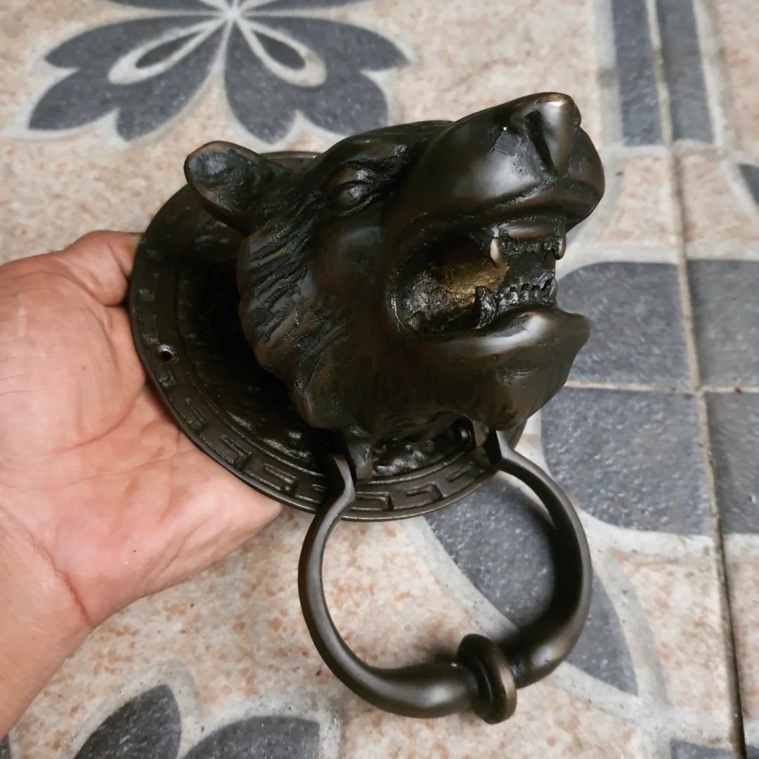 Ketukan Pintu Antik Lawas (Kategori: Pajangan Antik) berada di Bekasi. Dikirim oleh iamsitinjakantique (ID iklan 1375255604, Gambar 3). Deskripsi: Jual Ketukan Pintu Lawas Motif Singa. Matrial Perunggu Kondisi Barang Sesuai difoto minat Hub WA. Lokasi Jati Keramat Bekasi Kota..