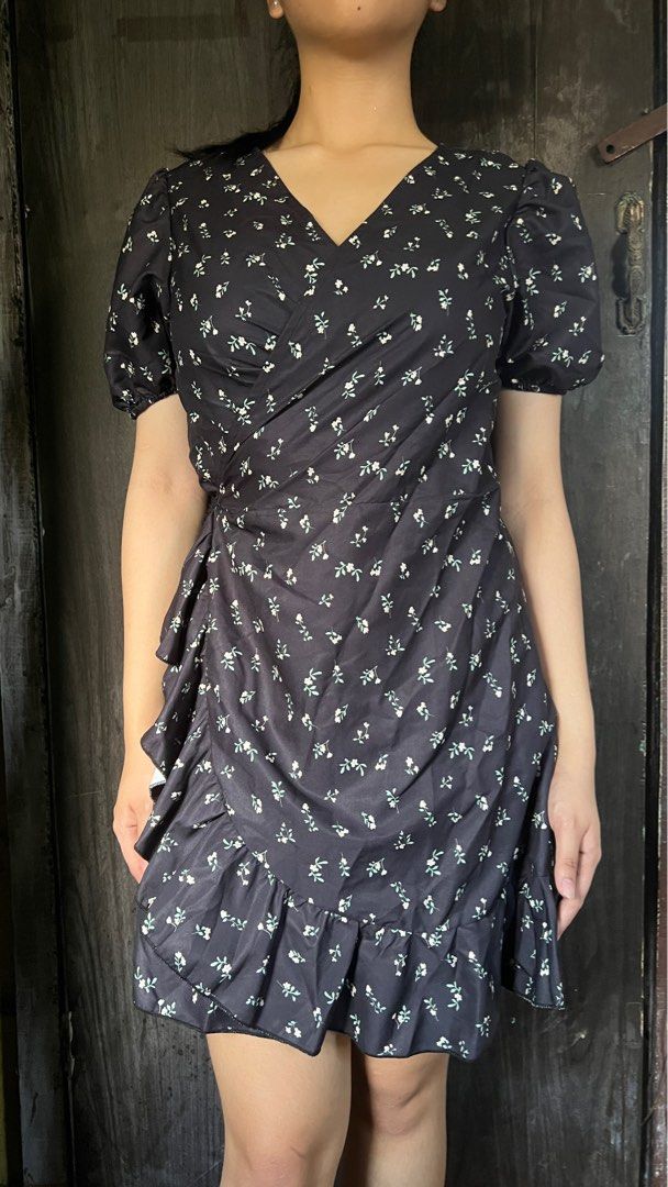 Lovito floral wrap dress (Category: Dresses) located in Manila. Submitted by deecluttering98 (Listing ID 1375105143, Image 2). Description: used once .