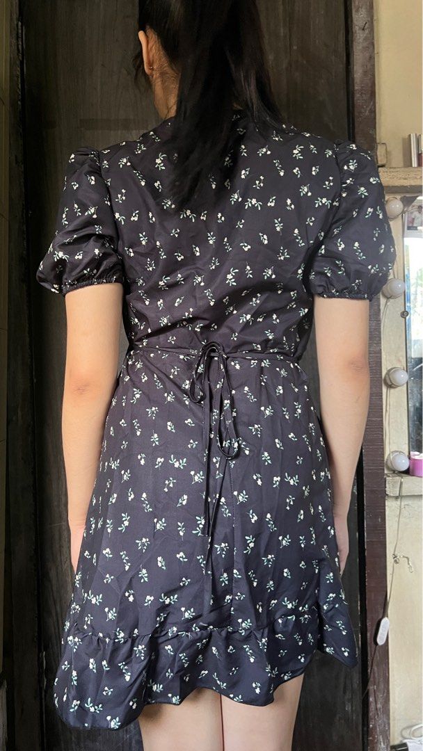 Lovito floral wrap dress (Category: Dresses) located in Manila. Submitted by deecluttering98 (Listing ID 1375105143, Image 3). Description: used once .