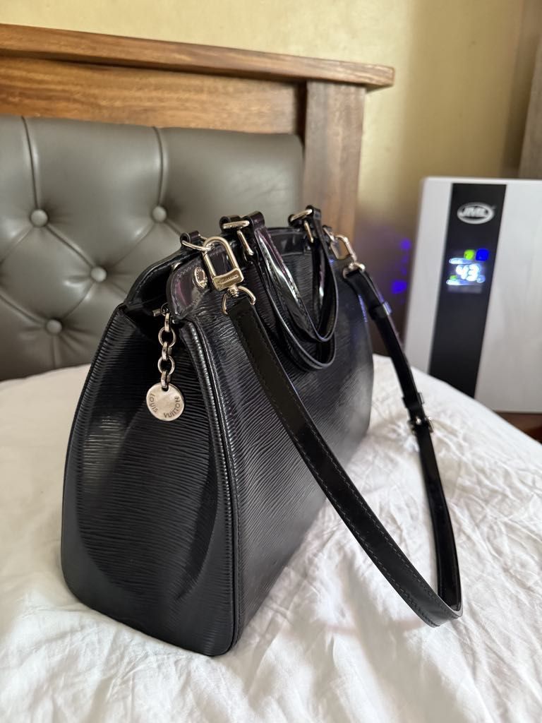LV Epi Brea MM (Category: Luxury Bags & Wallets) located in Quezon City. Submitted by egvy1014 (Listing ID 1375129122, Image 3). Description: LV Epi Brea MM Rank: 8/10 Patent leather is not so glossy anymore. No rips or major scratch. RFS: Declutter PASS SA RESELLER!.