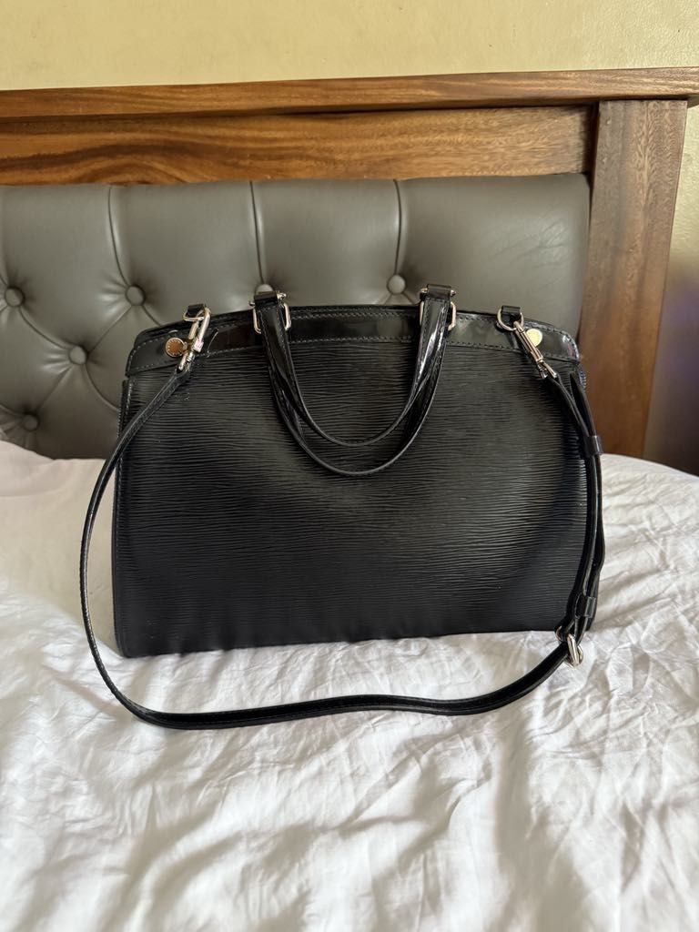 LV Epi Brea MM (Category: Luxury Bags & Wallets) located in Quezon City. Submitted by egvy1014 (Listing ID 1375129122, Image 1). Description: LV Epi Brea MM Rank: 8/10 Patent leather is not so glossy anymore. No rips or major scratch. RFS: Declutter PASS SA RESELLER!.