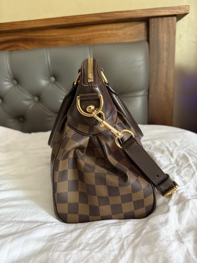 LV Trevi PM (Category: Luxury Bags & Wallets) located in Quezon City. Submitted by egvy1014 (Listing ID 1375122722, Image 2). Description: Trevi PM Rank: 8.5/10 Flaw: base corners need color touch-ups, few shallow hairline scratches, minor dirt inside. RFS: Declutter PASS SA RESELLER! .