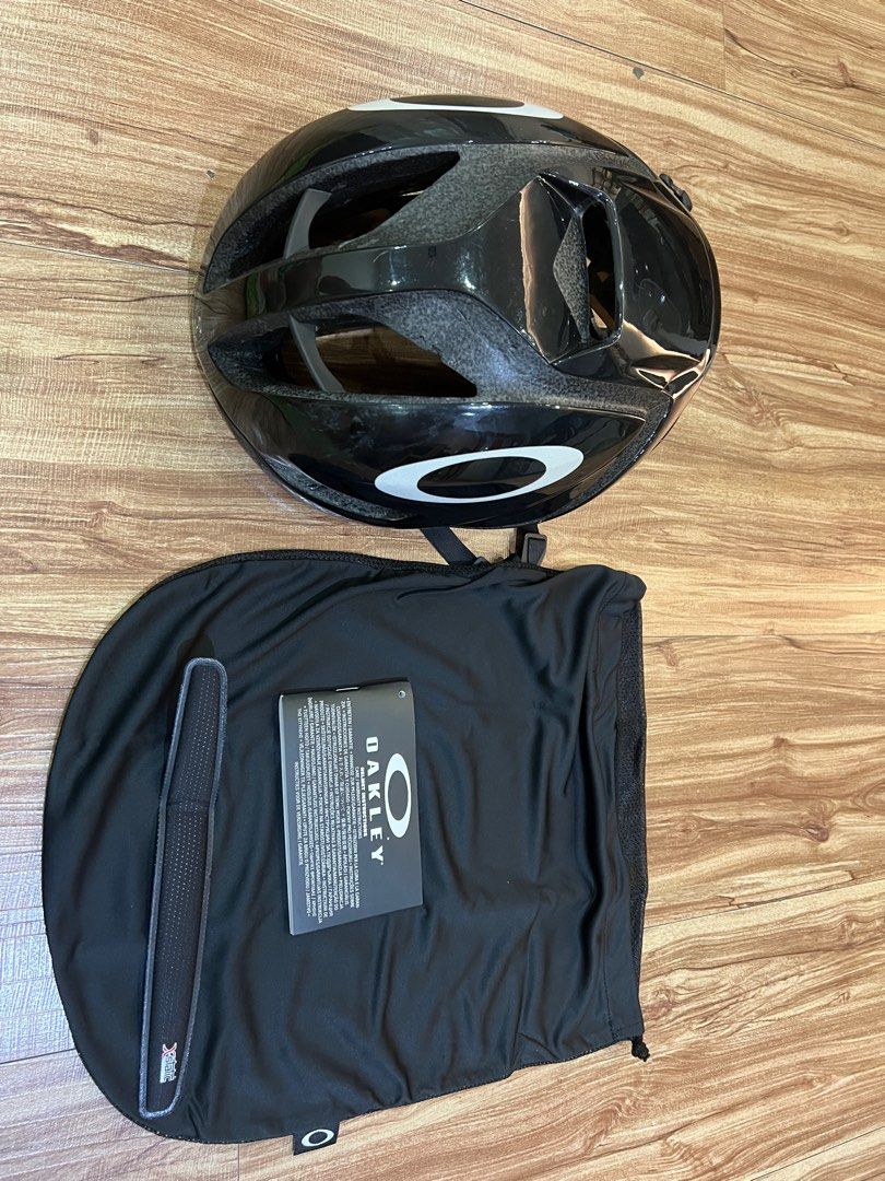 由 gingerduck (刊登 ID 1375084982，圖片 1) 提交，位於 新北市 (New Taipei) 的 Oakley-安全帽 (類別：單車)，說明：Oakley-安全帽（約7-8成） L號，漆面些微霧化（誤用去膠液） 內襯膠條一處斷裂不影響穿戴 附上配件，需要細部照片私訊 。