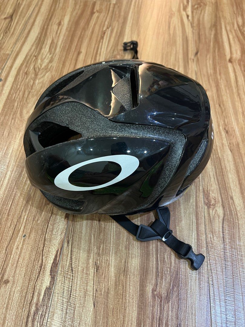 由 gingerduck (刊登 ID 1375084982，圖片 3) 提交，位於 新北市 (New Taipei) 的 Oakley-安全帽 (類別：單車)，說明：Oakley-安全帽（約7-8成） L號，漆面些微霧化（誤用去膠液） 內襯膠條一處斷裂不影響穿戴 附上配件，需要細部照片私訊 。