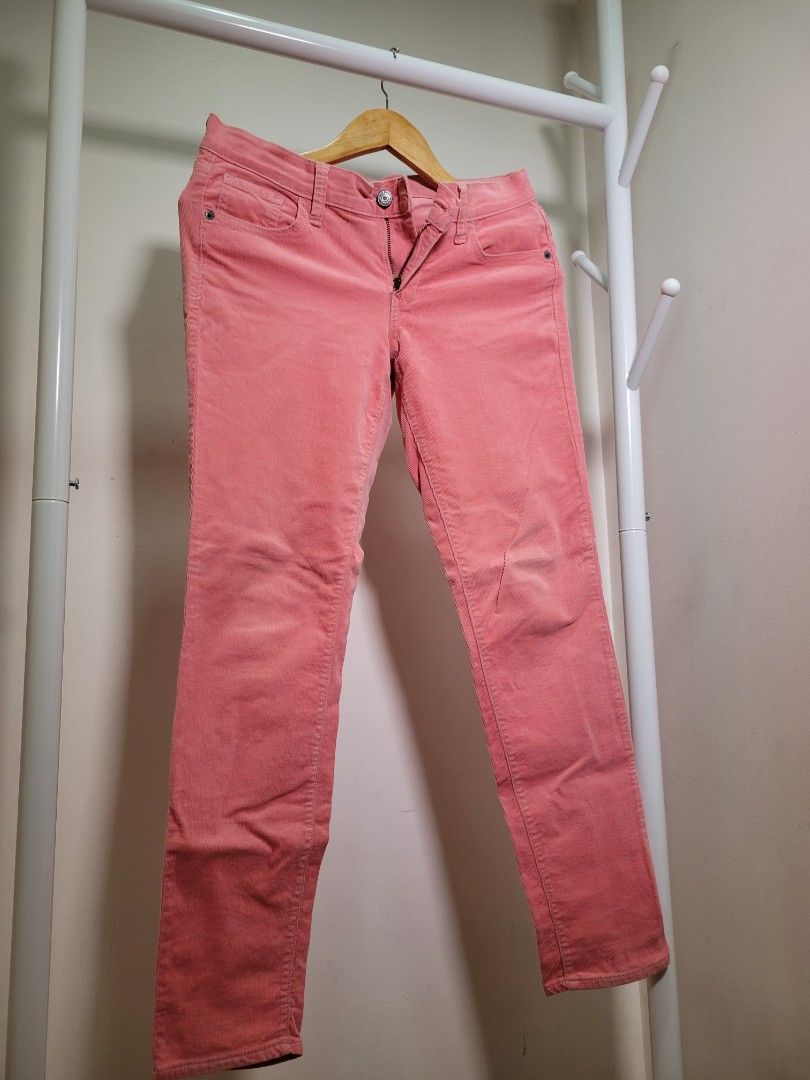 Old Navy Corduroy Pink Jeans (Category: Jeans) located in Las Pinas. Submitted by cabinetchasu (Listing ID 1375210211, Image 2). Description: Please read before messaging 🔻⬇️🔽👇 Details: - Fits XS to S body frame - Bought brand new, original Old Navy bought abroad - Only has 1 minor flaw but barely noticeable kasi maliit siya super, check last pic - Can guarantee that jeans is still in brand new quality - RFS not being worn anymore and declutte