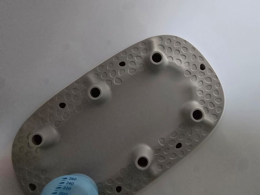 Philips Avent Sterilizer (Category: Breastfeeding & Bottle Feeding) located in Singapore. Submitted by springdream (Listing ID 1375174316, Image 3). Description: well used steriliser, scratches on heating plate due to cleaning. descaled once every month. still in working condition. newer version with drying function..