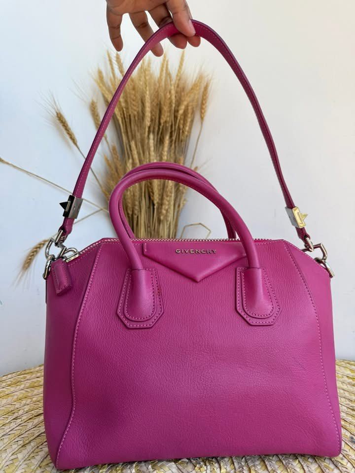 Sale😍 antigona small (Category: Luxury Bags & Wallets) located in Santa Ana. Submitted by astonandariana (Listing ID 1375145251, Image 1). Description: .