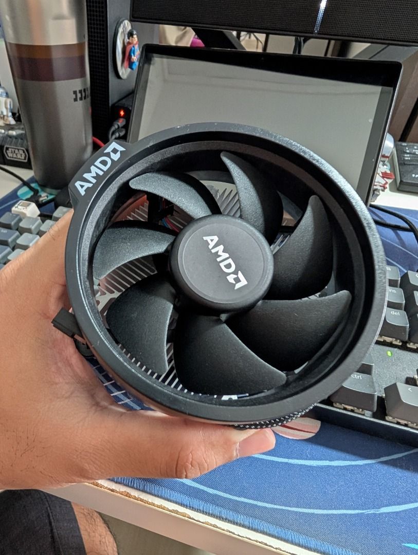 Stock AMD Ryzen 5 CPU Heatsink and Fan (Category: Computer Parts) located in Singapore. Submitted by supersuf037 (Listing ID 1375170135, Image 1). Description: Reason for Selling: I use a different CPU heatsink Updated: 2025-06-16.
