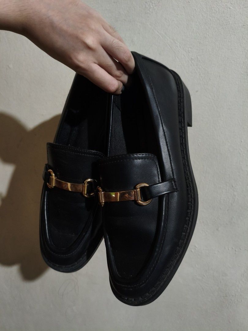 Stradivarius Loafers (Category: Loafers) located in Mandaluyong City. Submitted by aeurea (Listing ID 1375245228, Image 3). Description: RFS: Not my size. Needs a little cleaning and has small creases lang naman. Almost new quality. No box. MOD: Lalamove or Grab.