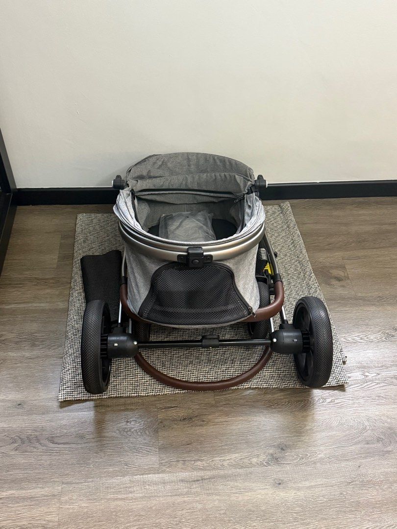 Stroller (Category: Health & Grooming) located in Singapore. Submitted by zest168 (Listing ID 1375167797, Image 3). Description: Good for 6kg to 10kg.