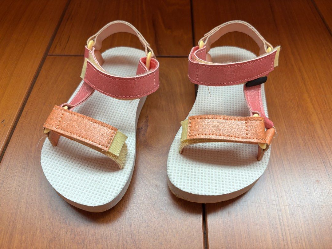 由 js_sells (刊登 ID 1375084758，圖片 3) 提交，位於 台北市 (Taipei) 的 Teva 夏天戲水涼鞋 (類別：嬰兒及兒童流行時尚)，說明：粉紫+蜜桃橘配色超可愛 品牌： Teva 、附鞋盒 狀況：幾乎全新 尺寸：US 10、17cm。